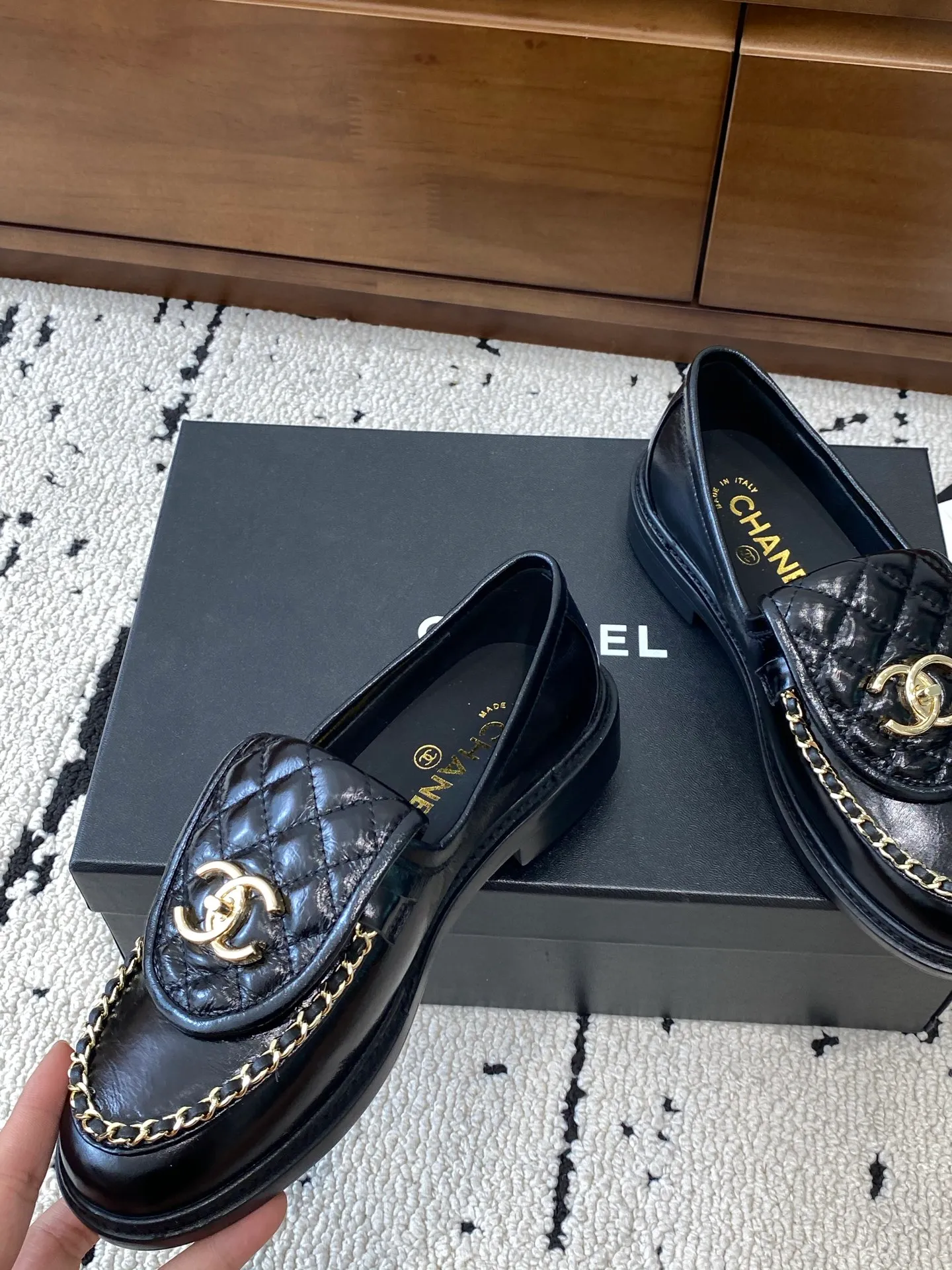 👟👟Ex-factory price 620👟👟 High version 🍀 The official website is updated simultaneously with the high version, CHANEL Chanel's new early spring top autumn shoes series____________ The must-have hot style for spring fragrances, the goddess series, with the elegant and ladylike temperament of fragrances, super attractive, irresistible, heart-beating... ▪️The upper is imported cowhide/butter/patent leather, high-end and texture ➕Original molded hardware buckle ➕Electric embroidery ▪️The lining is imported lambskin, soft and comfortable ▪️Original molded version, Italian genuine leather outsole🇮🇹 ▪️Number of codes: 34-42 (34 40 41 42 is custom-made, non-refundable and non-exchangeable) Multiple colors are available, you can also place an order with the picture BUY NOW 👉 BUY NOW 👉 BUY NOW 👉 BUY NOW 👉